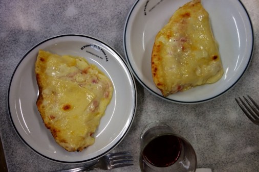 Provolone pizza from El Palacio de le Pizza (Buenos Aires)